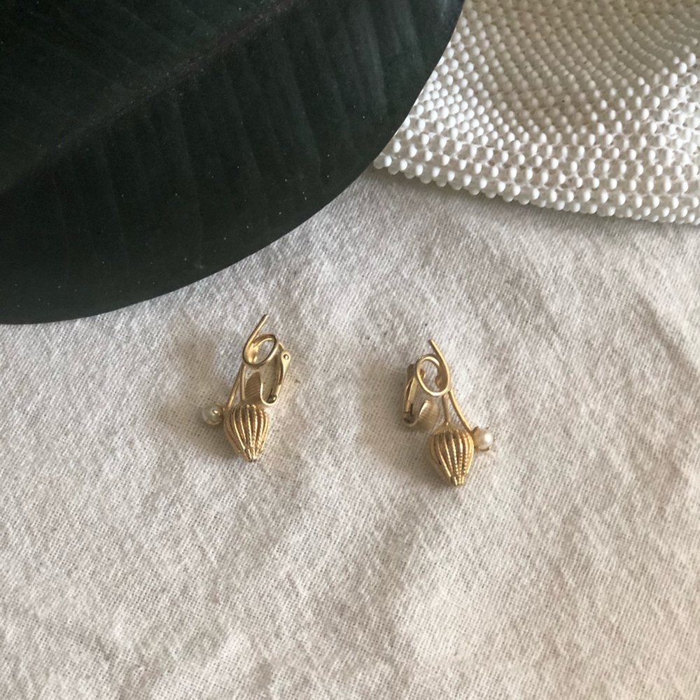 True Vintage 90’s gold faux pearl clip on earrings